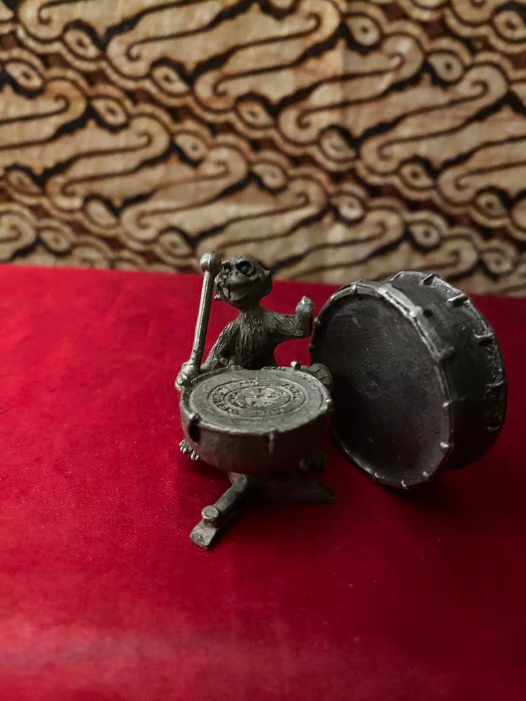 TINNEN AAP OP DRUMSTEL (ARTIL, UTRECHT), Antiek en Kunst, Antiek | Tin, Ophalen of Verzenden