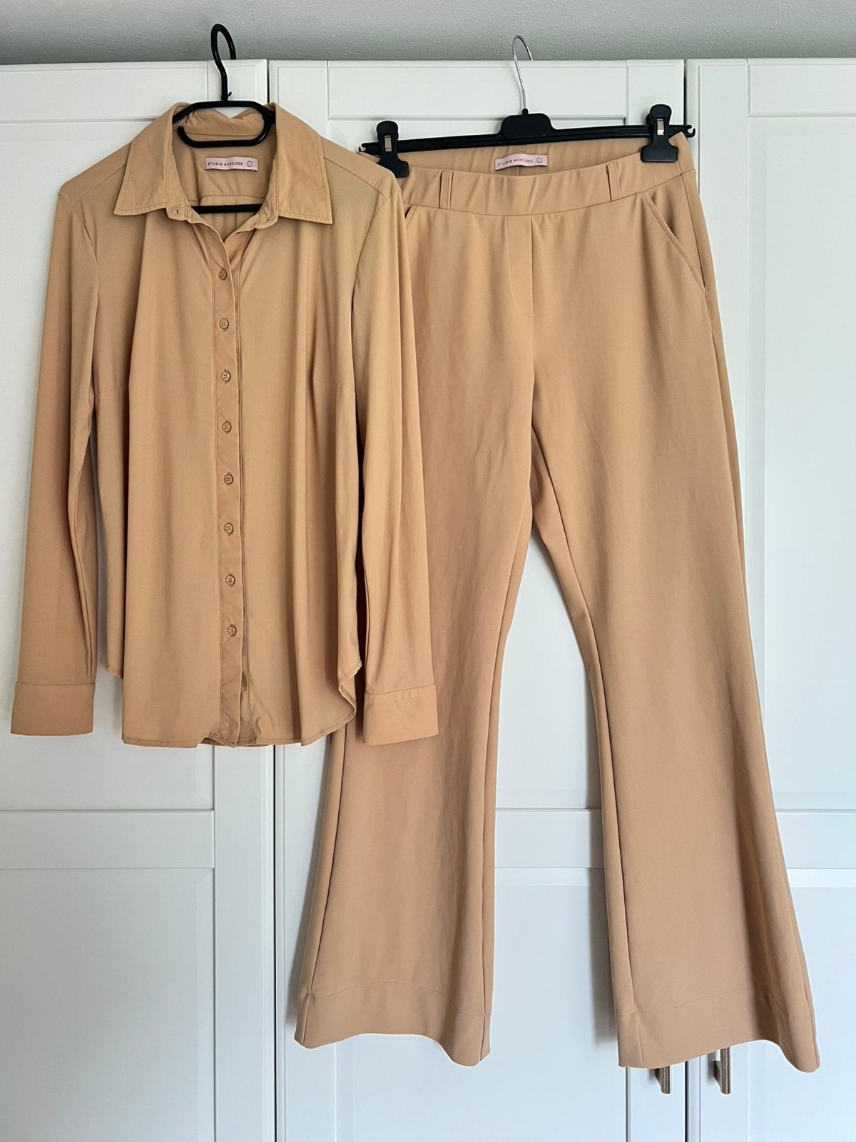 Studio anneloes set L flair bonded broek & poppy blouse, Kleding | Dames, Maat 38/40 (M), Beige, Ophalen of Verzenden, Zo goed als nieuw