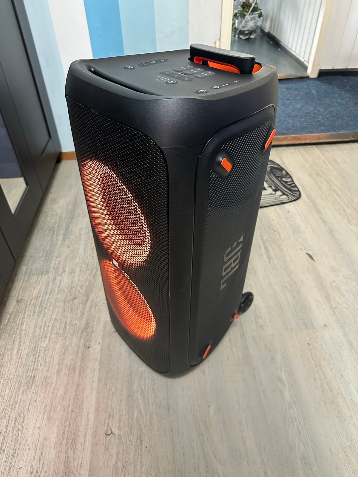 JBL PARTY BOX 310 MET DOOS Inclusief speaker statief, Audio, Tv en Foto, Luidsprekers, JBL, Party speaker, Zo goed als nieuw, Inclusief kabels