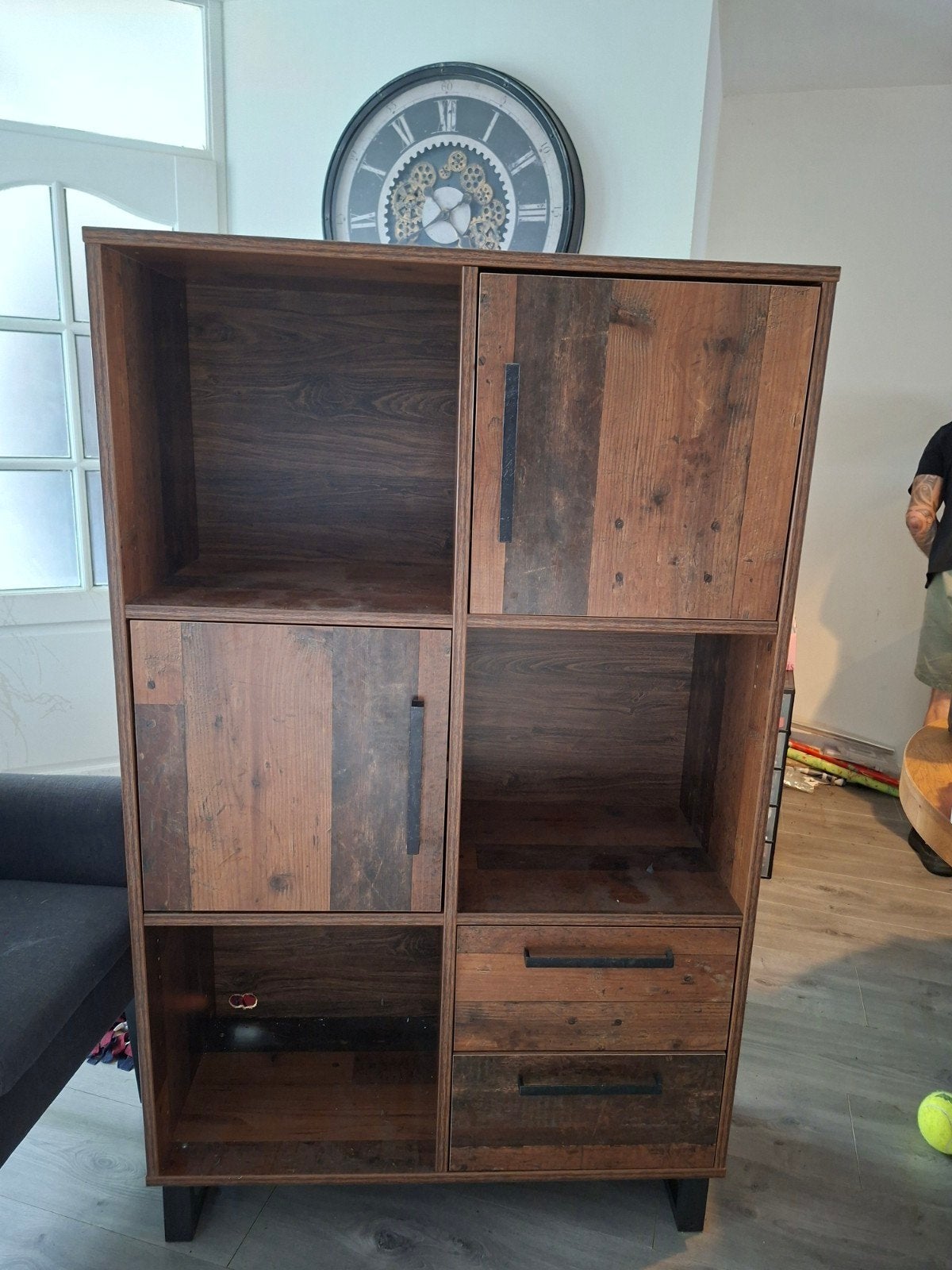 Wandkast, tv meubel, tafel met stoelen
