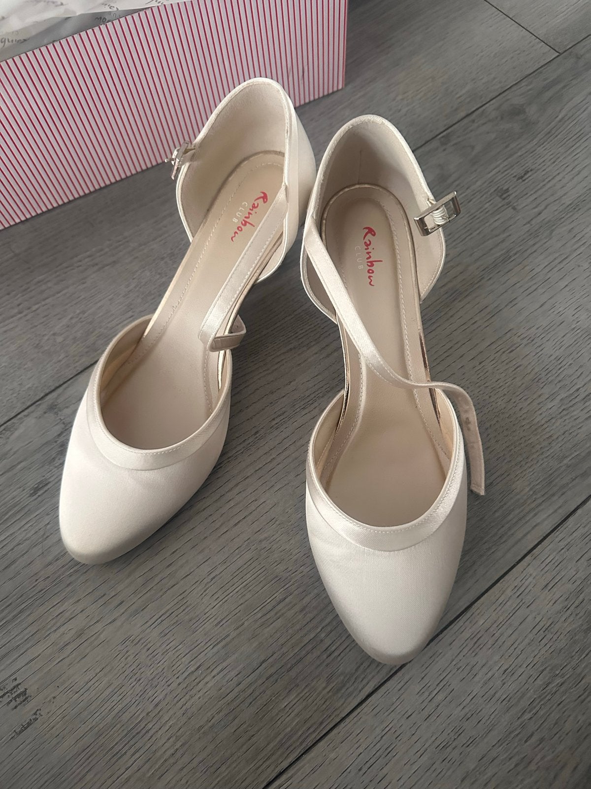 Rainbow Club Letty Ivoren Satijnen Trouwschoenen Maat 39, Kleding | Dames, Schoenen, Ophalen of Verzenden, Zo goed als nieuw, Wit