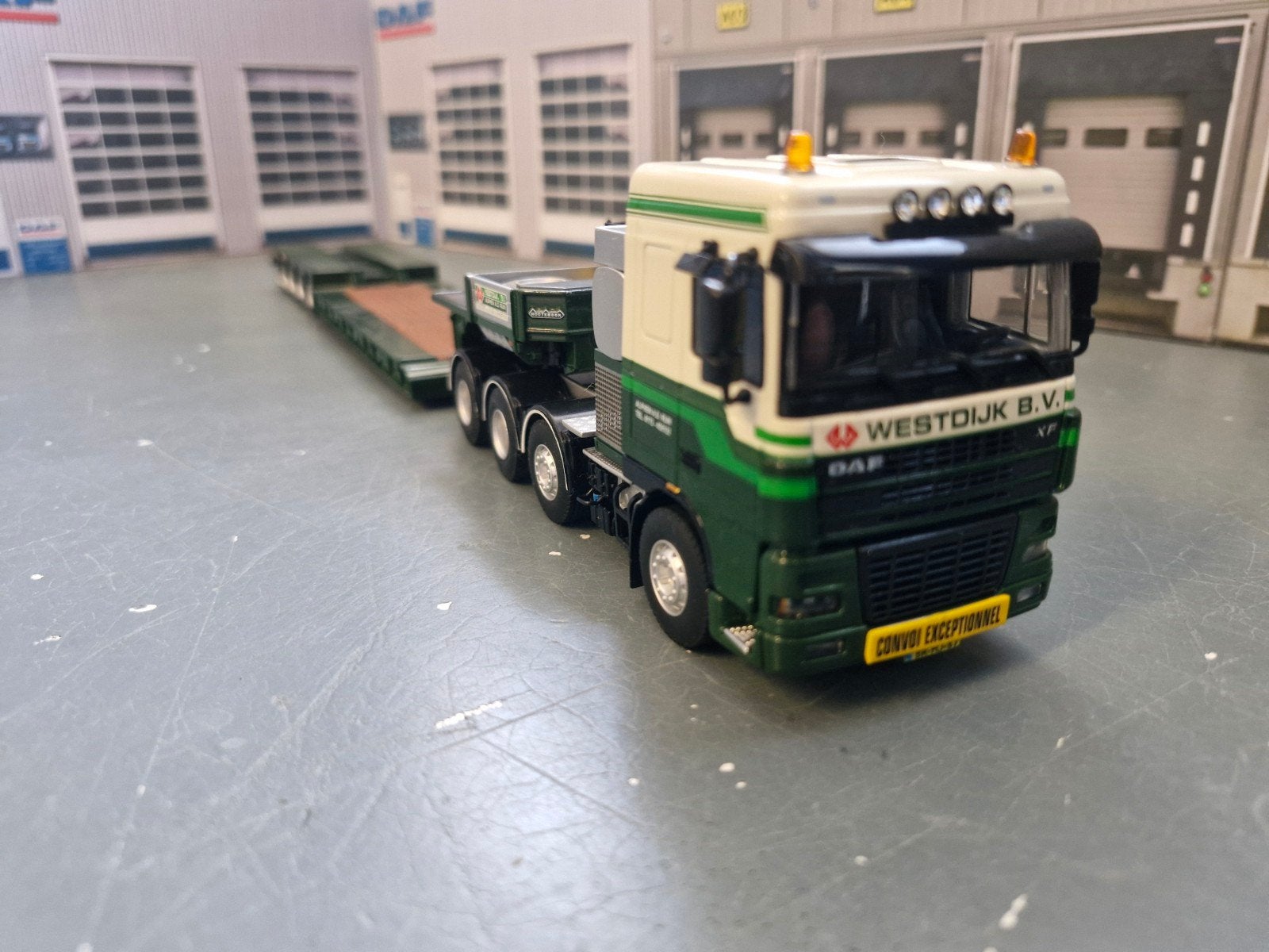 daf XF 8x4 zwaartansport trekker met nooteboom dieplader, Hobby en Vrije tijd, Ophalen of Verzenden, Zo goed als nieuw, Bus of Vrachtwagen