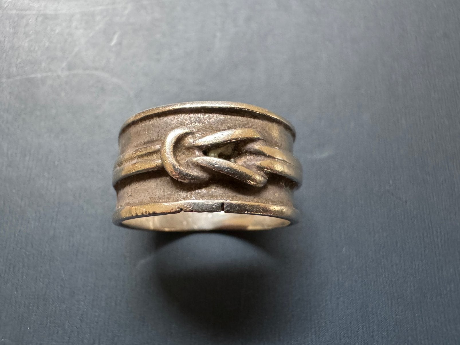 Brede zilveren (950) ring met een knoop, Sieraden, Tassen en Uiterlijk, Ringen, Gebruikt, Ophalen of Verzenden, Dame, Zilver