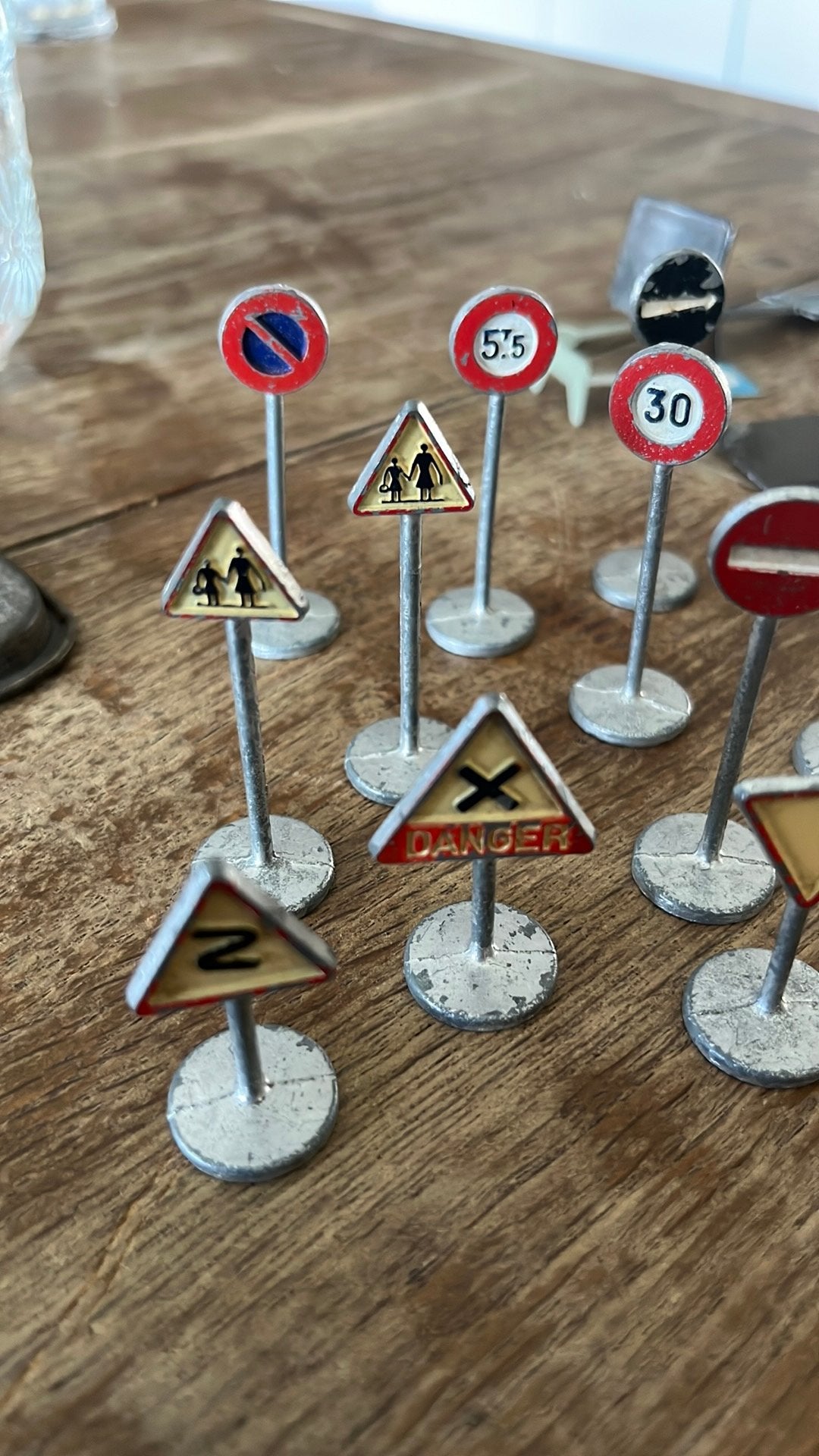 12 oude Dinky Toys verkeersbordjes in gebruikte staat, Ophalen of Verzenden