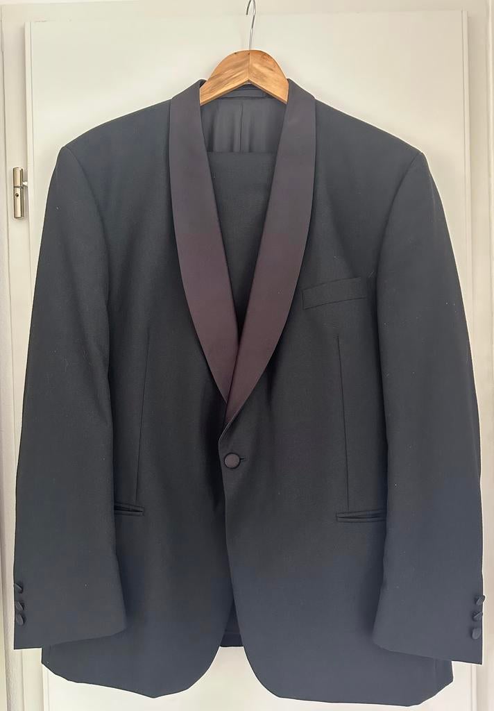 Te koop smoking, smoking overhemd en vlinderdas , € 75,—, Ophalen, Zo goed als nieuw, Maat 56/58 (XL), Zwart