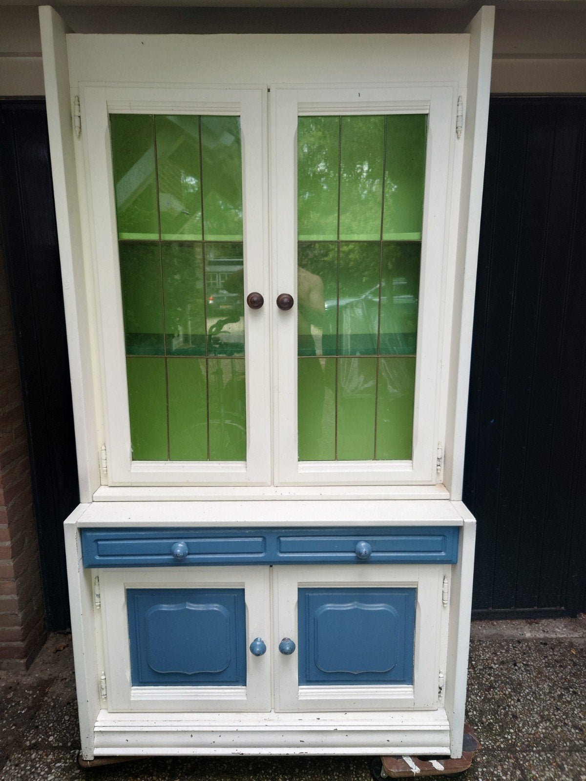 Stijlvol kastje met glas-in-lood, Ophalen