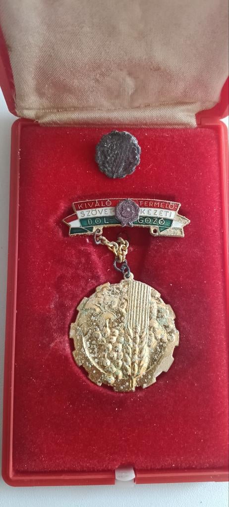 Hongaarse communistische onderscheiding (voor 1989), Postzegels en Munten, Penningen en Medailles, Ophalen of Verzenden, Overige materialen