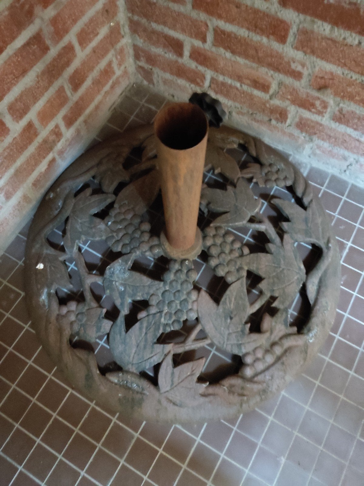Antieke gietijzeren parasolvoet met druivenmotief, Tuin en Terras, Parasols, Ophalen of Verzenden, Gebruikt, Minder dan 1 meter
