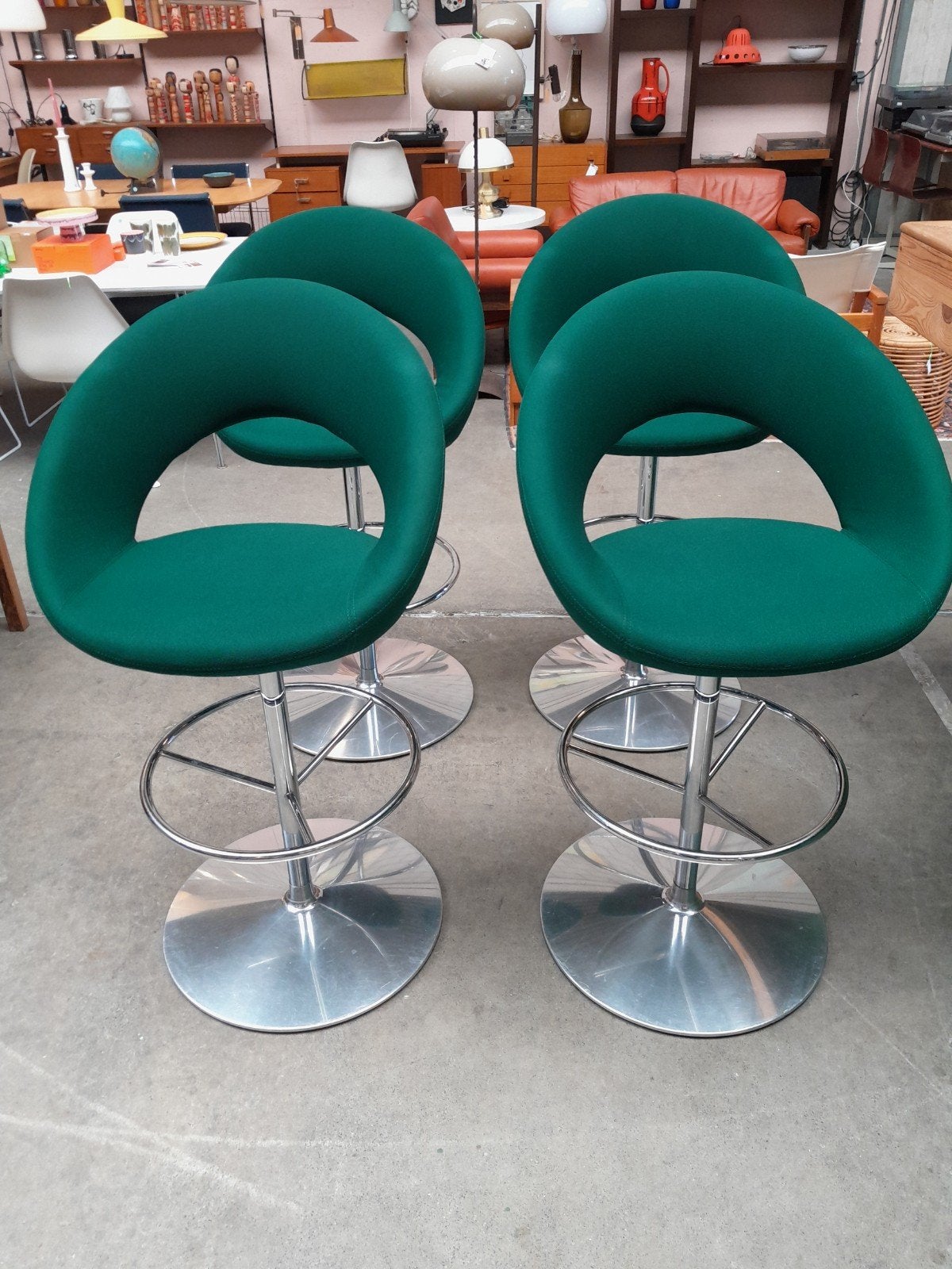 Artifort Nina barstoel - set van 4 - Groen, draaibaar, Ophalen, Gebruikt, Postbus 117, 5060 AC Oisterwijk, Nederland, 90 cm of meer