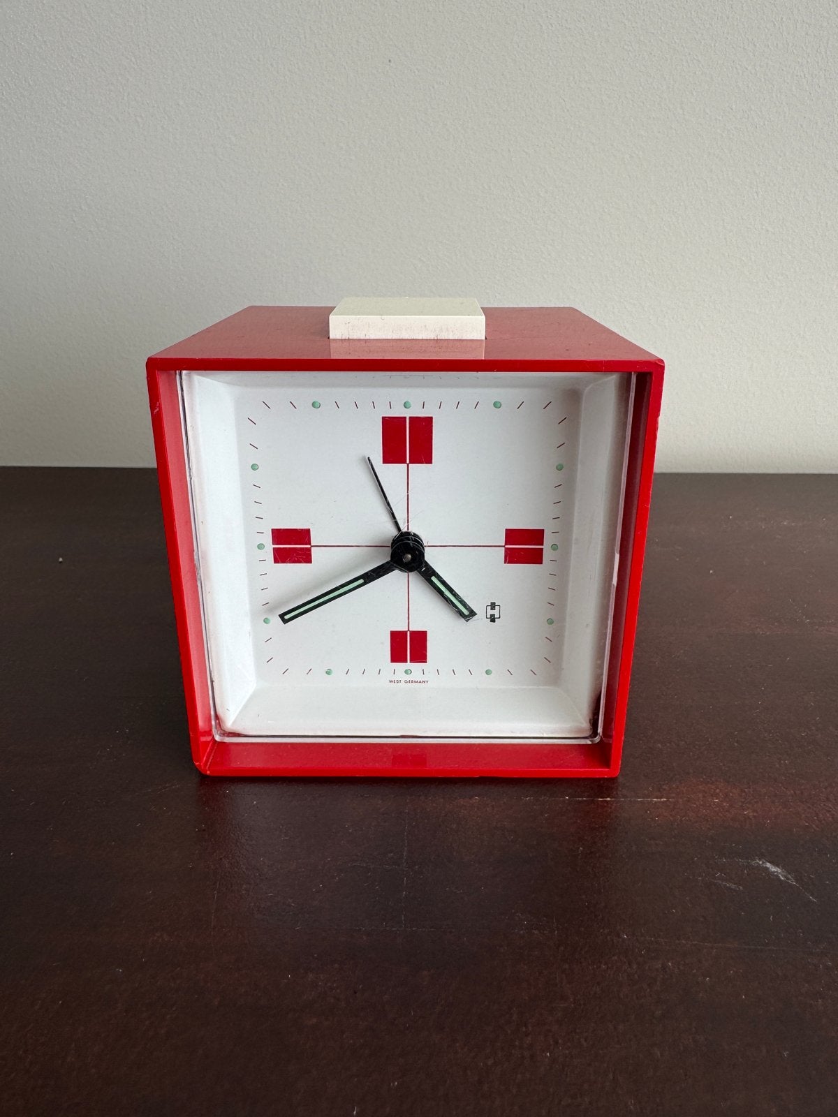 Vintage West Germany Wekker Rood Kubus Design, Ophalen of Verzenden, Gebruikt, Analoog, Wekker of Tafelklok