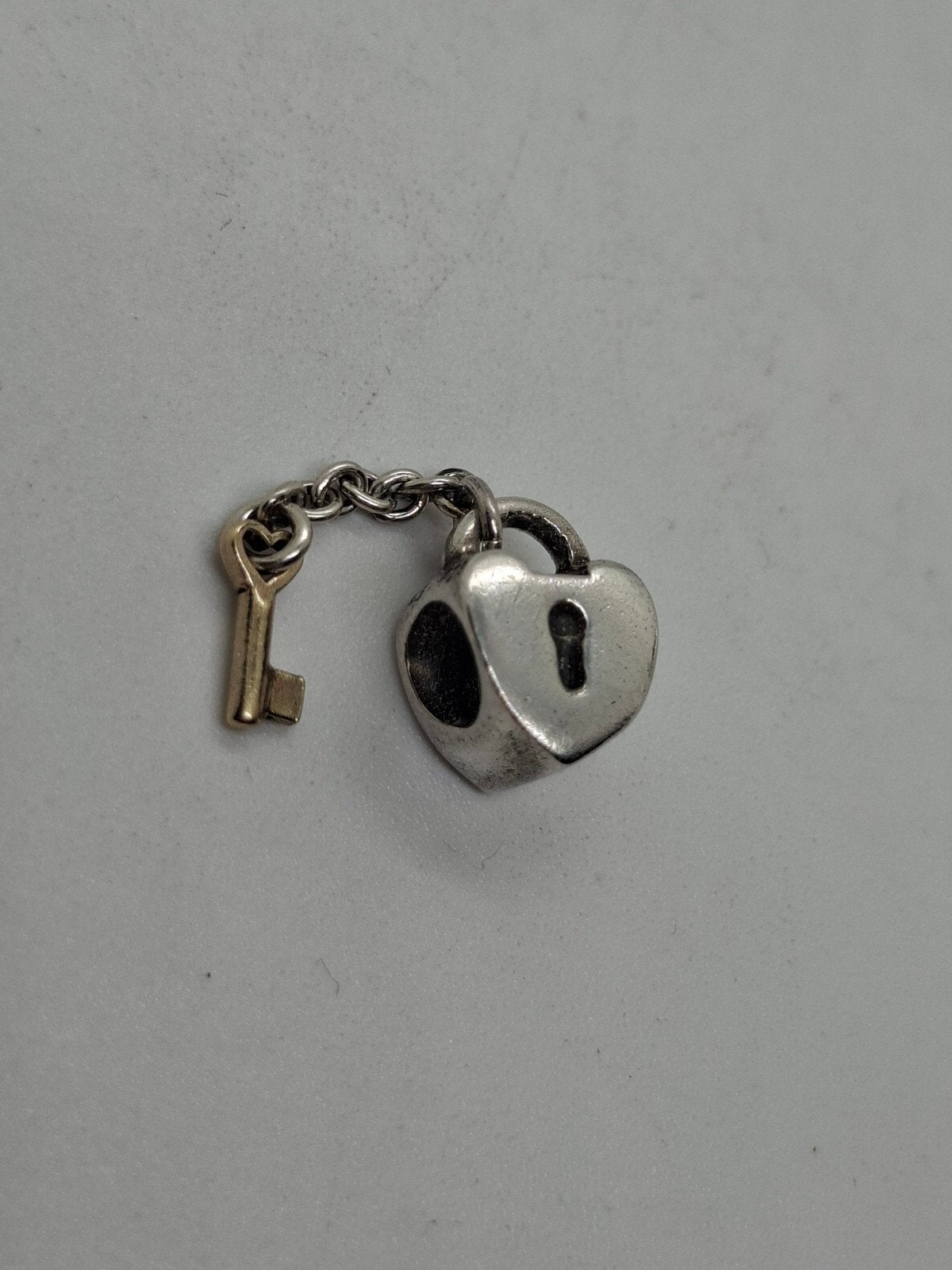 Pandora bedel zilveren hartenslotje met gouden sleutel, Sieraden, Tassen en Uiterlijk, 1 bedel, Ophalen of Verzenden, Zilver, Pandora