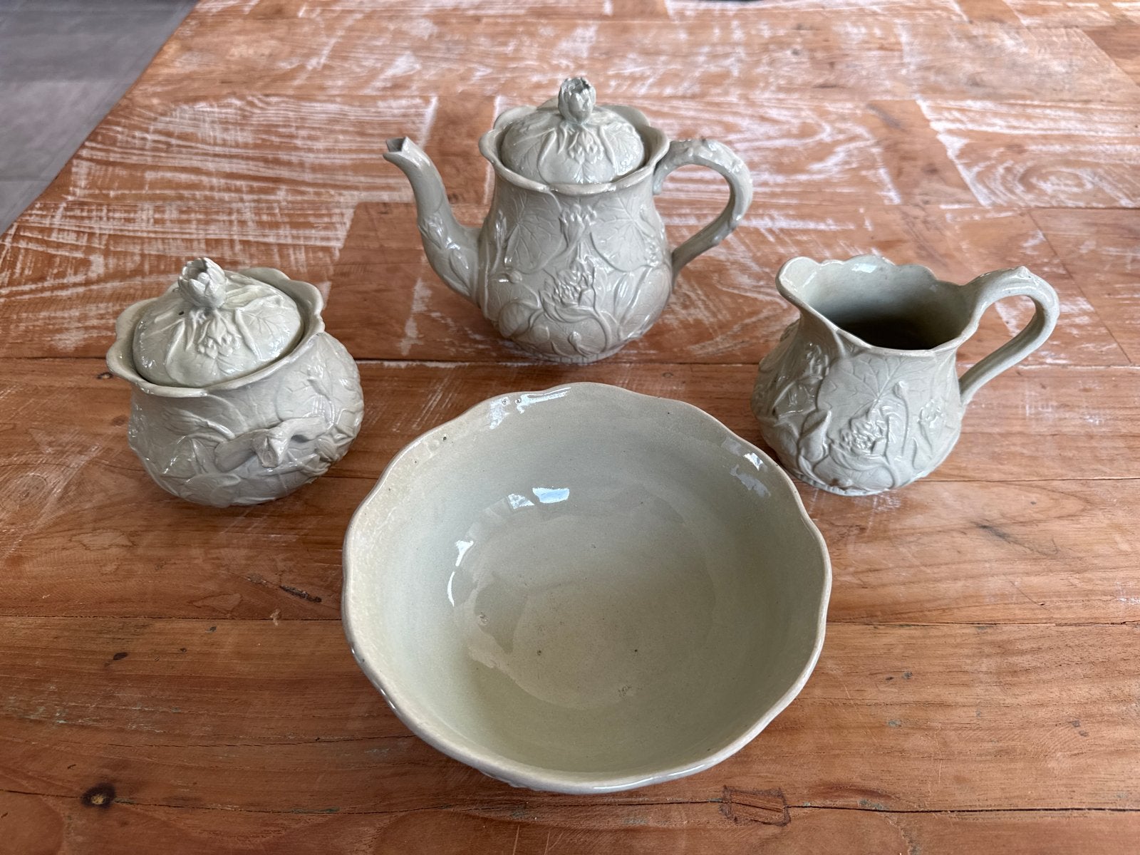 Vintage Aardewerk Theeservies met Botanisch Reliëf, Antiek en Kunst, Antiek | Keramiek en Aardewerk, Ophalen