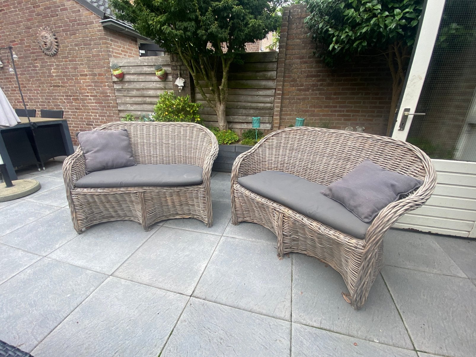 2 x 2 zits rotan rieten tuin bankjes, Ophalen, Gebruikt