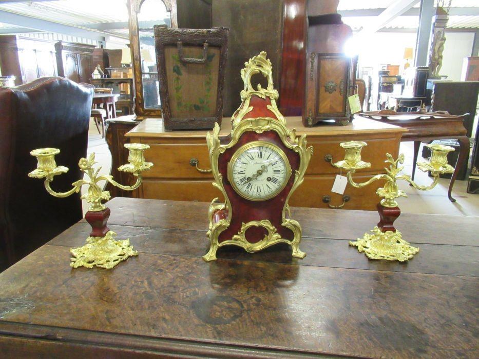 Oer 10060 ANTIEKE set van rode boulle klok met 2 kandelaren, Antiek en Kunst, Antiek | Klokken, Ophalen