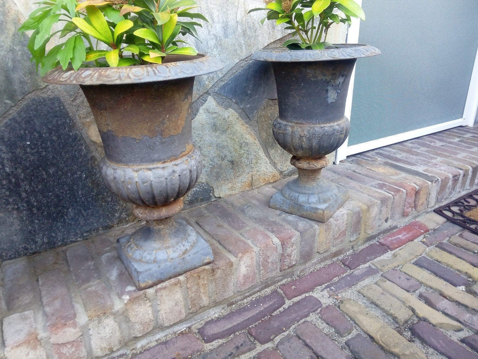 2 gietijzeren vazen, Tuin en Terras, Tuinvazen, Ophalen