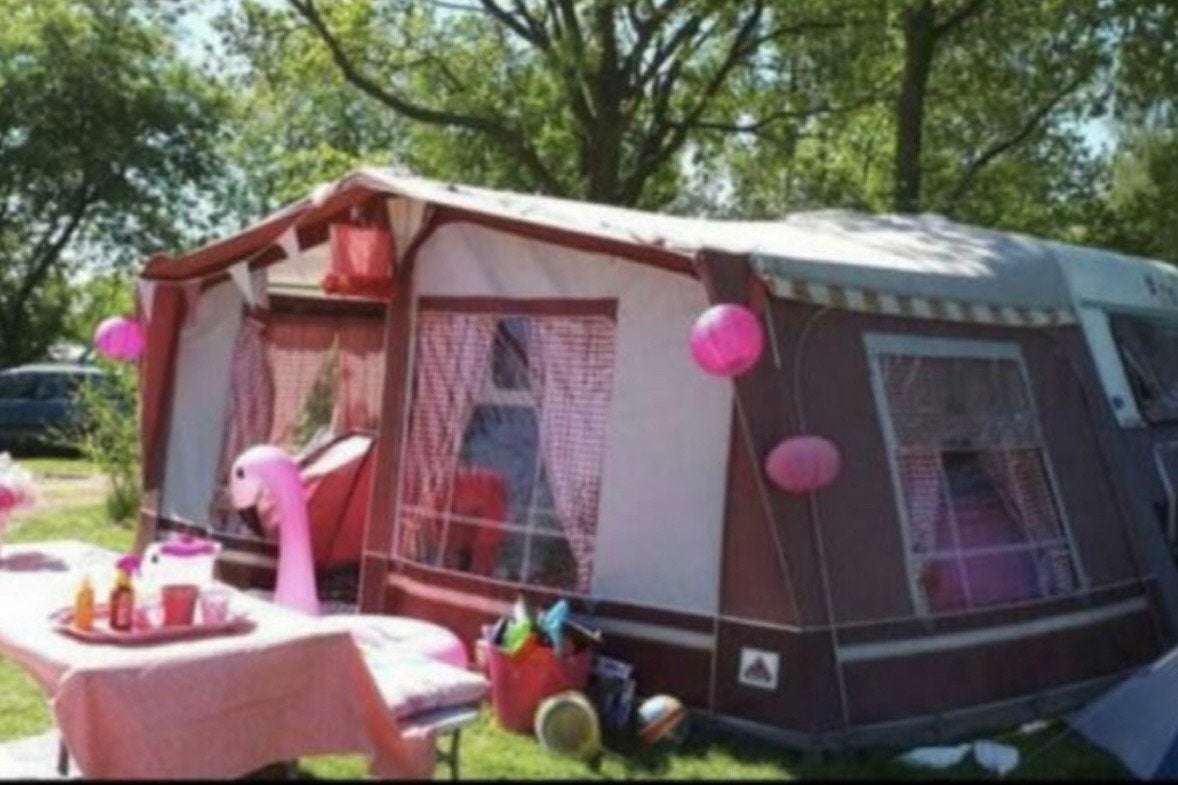 Unieke roze/rode caravan met complete inrichting en voortent, Overige merken, Omvormbare zithoek, 750 - 1000 kg, Particulier