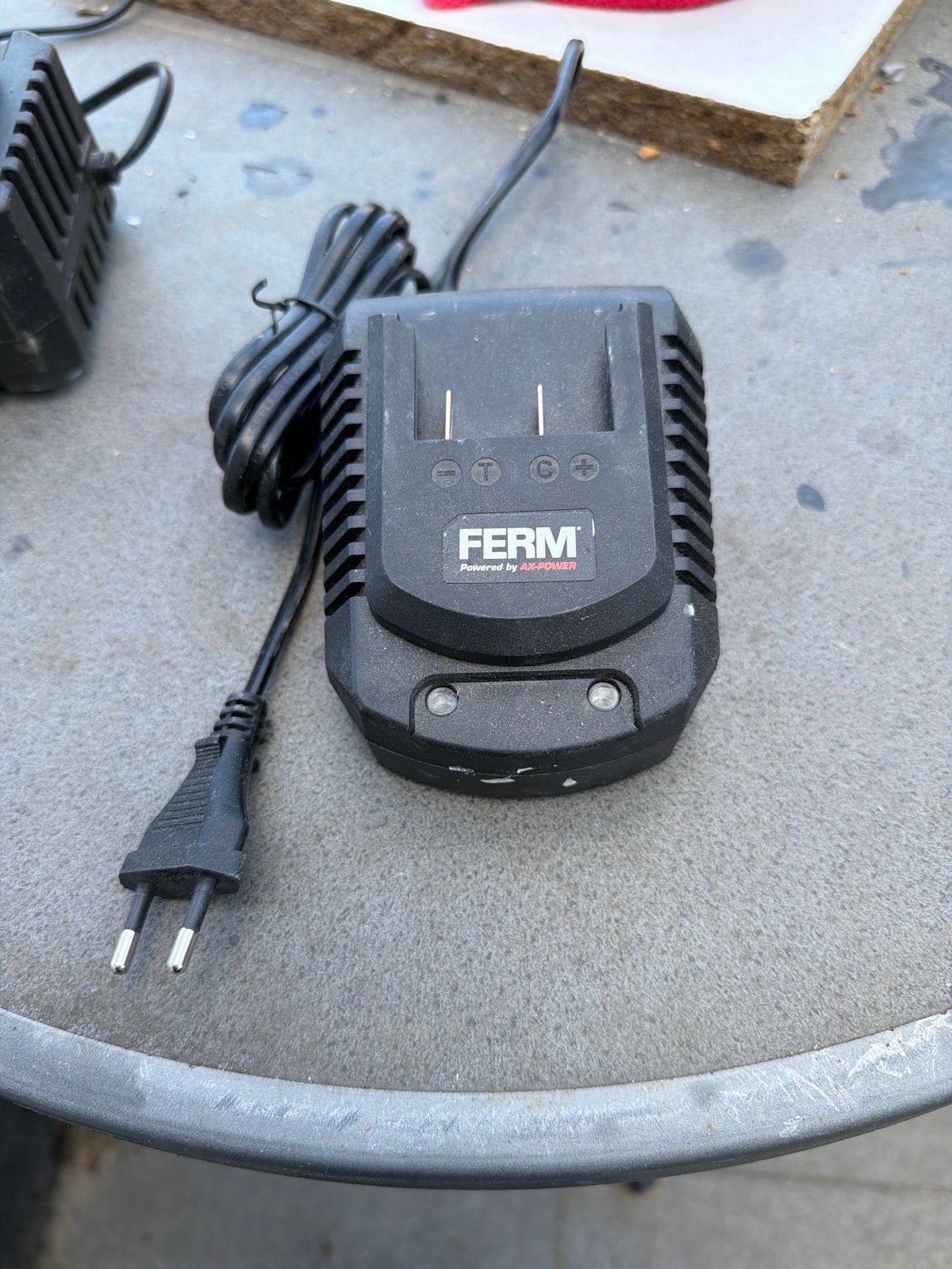 Ferm oplader 20V voor accu gereedschap, Ophalen of Verzenden, Gebruikt
