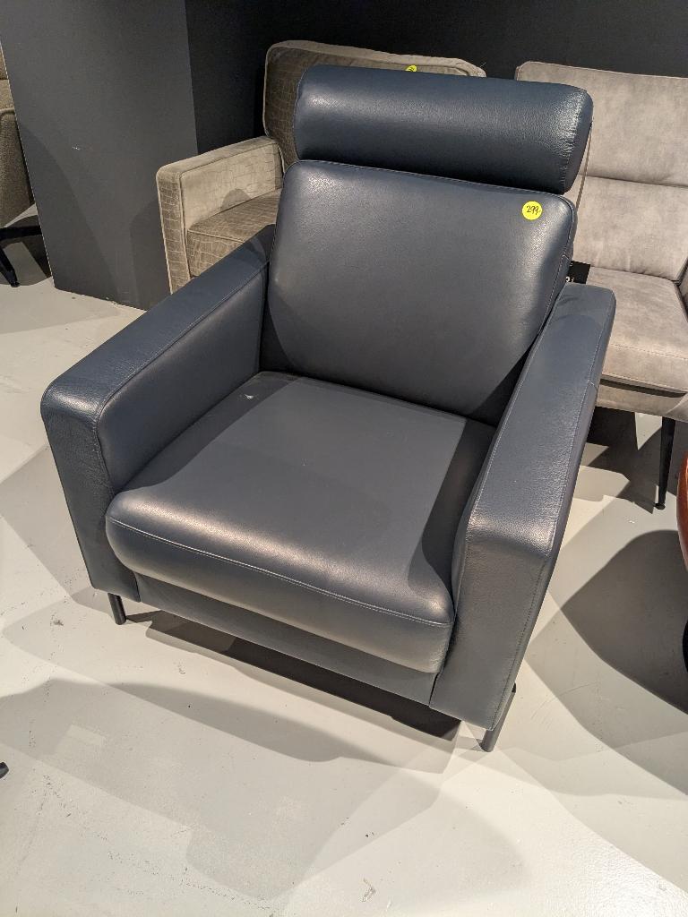 NIEUWE BLAUWE LEREN FAUTEUIL VOOR SPOTPRIJS, Huis en Inrichting, Fauteuils, Ophalen, KLASSIEK, Nieuw, 50 tot 75 cm