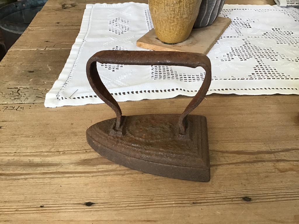 Oud gietijzeren strijkijzer strijkbout fonten, Antiek en Kunst, Antiek | Gereedschap en Instrumenten, Ophalen of Verzenden