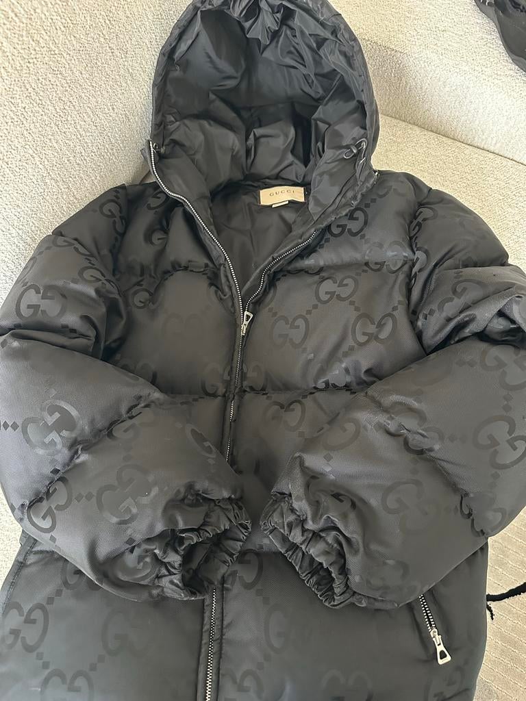 Gucci Puffer Jas met GG Monogram - Zwart, Kleding | Dames, Jassen | Winter, Ophalen, Zo goed als nieuw, Maat 38/40 (M), Zwart
