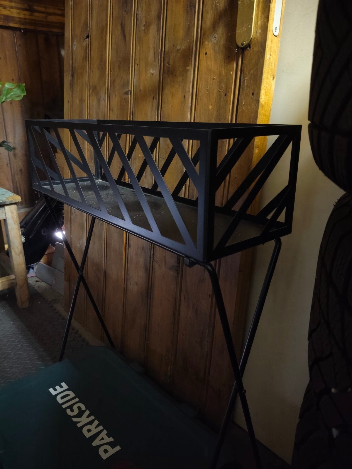 Zwart metalen plantenstandaard met geometrisch design, Huis en Inrichting, Woonaccessoires | Overige, Ophalen, Zwart, Zo goed als nieuw