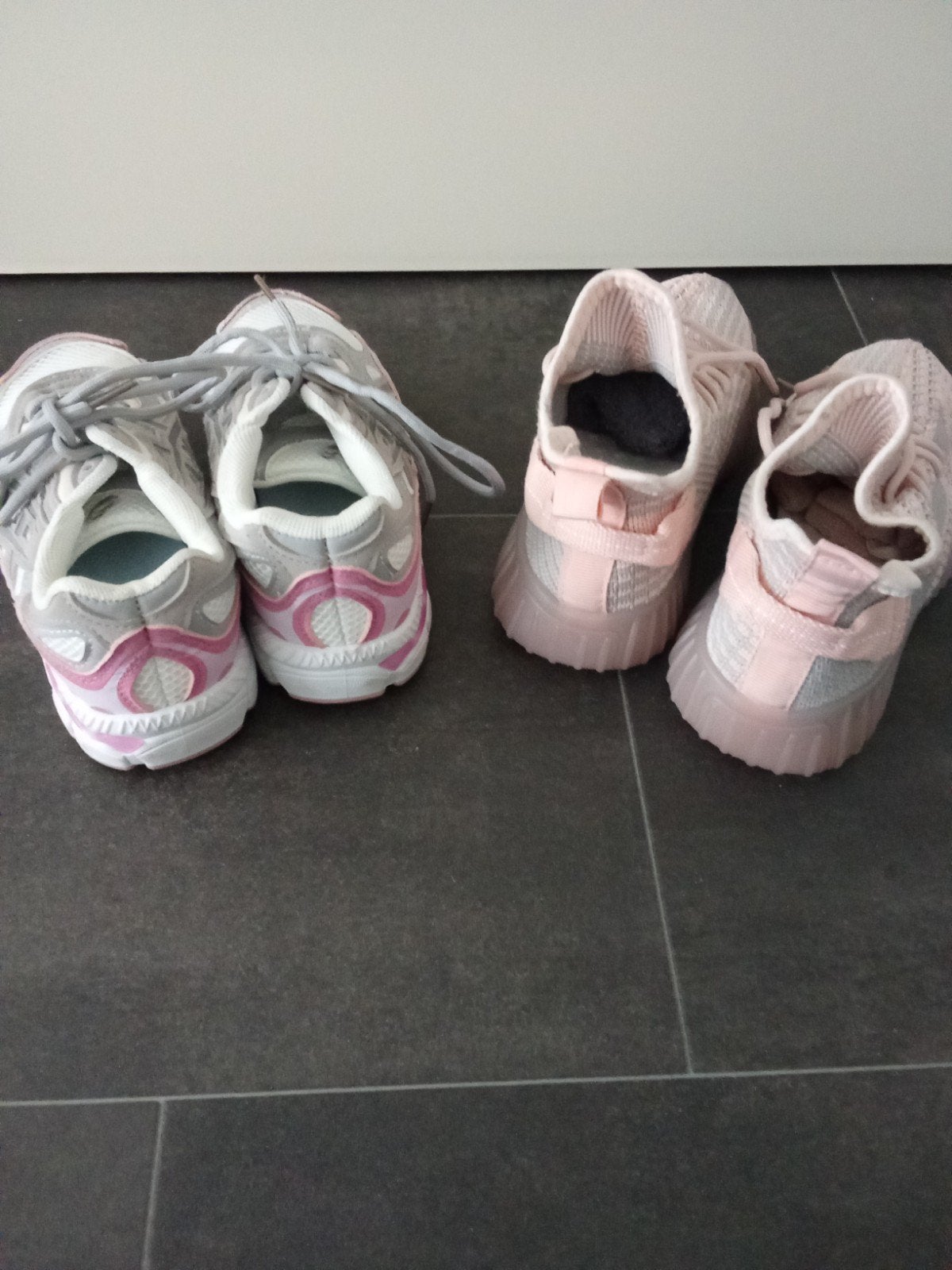 2 paar meisjes sneakers., Ophalen, Zo goed als nieuw, Meisje, Schoenen