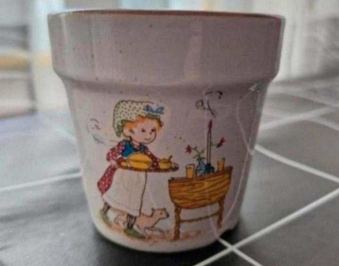 Bloempotje met opdruk meisje, Rond, Ophalen of Verzenden, Aardewerk, Minder dan 40 cm