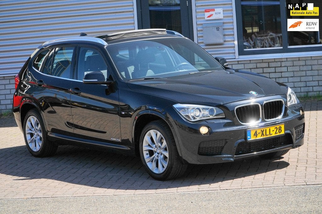 BMW X1 SDrive20i 1STE EIGENAAR M-SPORT PANO, 4 cilinders, Zwart, 184 pk, SUV of Terreinwagen