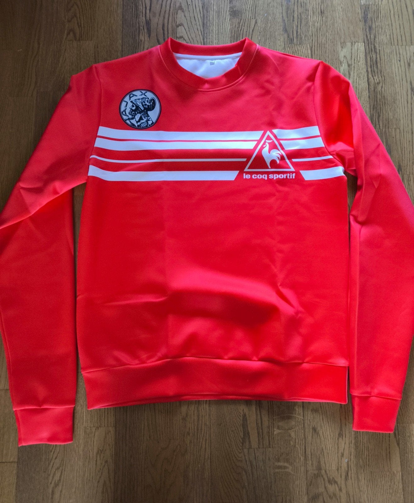 Le Coq Sportif Ajax Trainingsshirt Rood Maat XL, Verzamelen, Ophalen, Nieuw