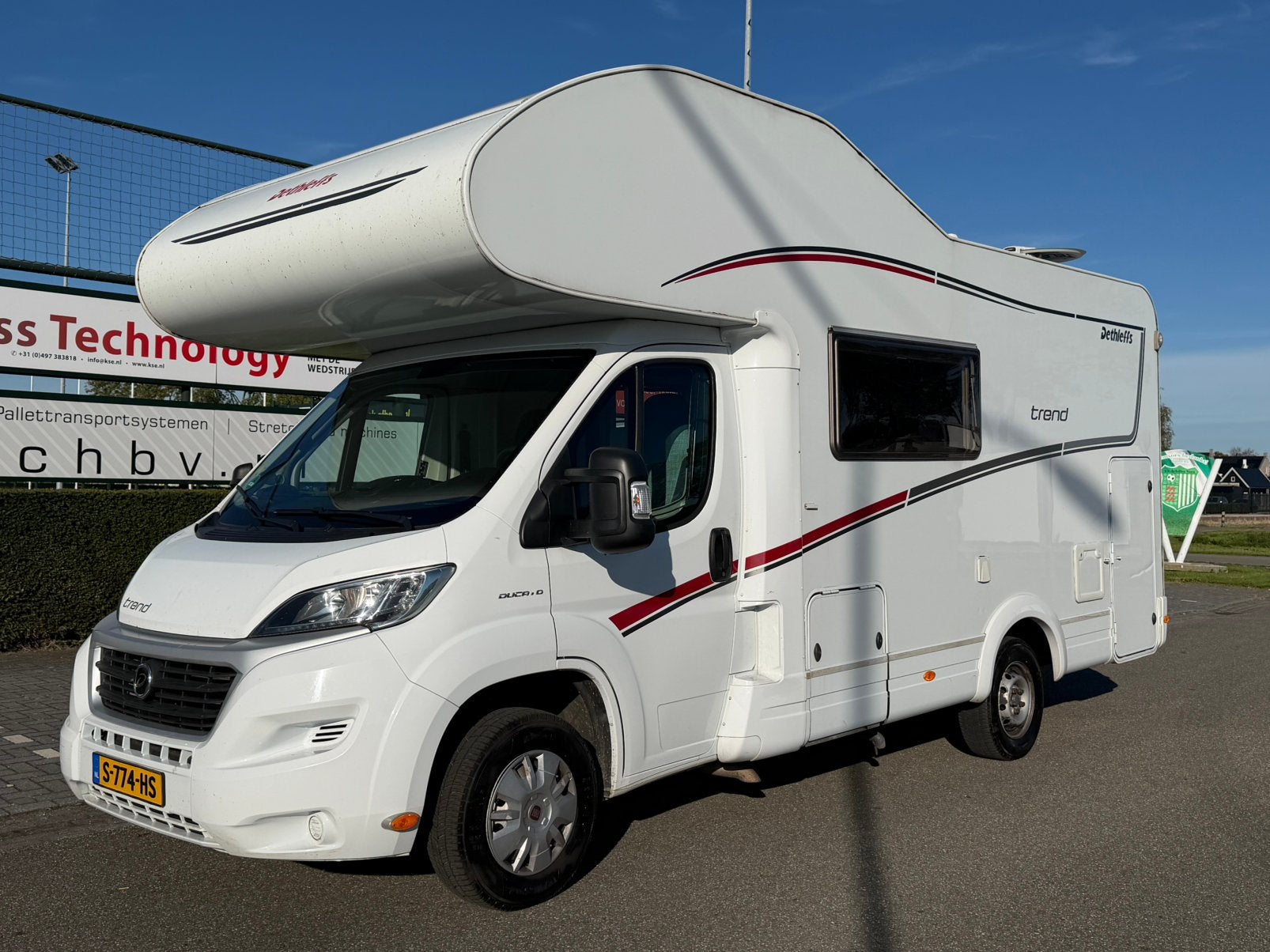 Dethleffs A5887 camper met stapelbed, Particulier, Half-integraal, Dethleffs