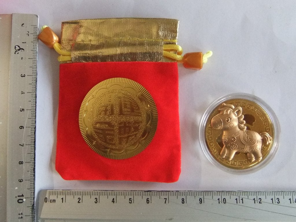 Gouden foil  munt met paard en gelukszakje, Verzenden, Buitenland, Munten