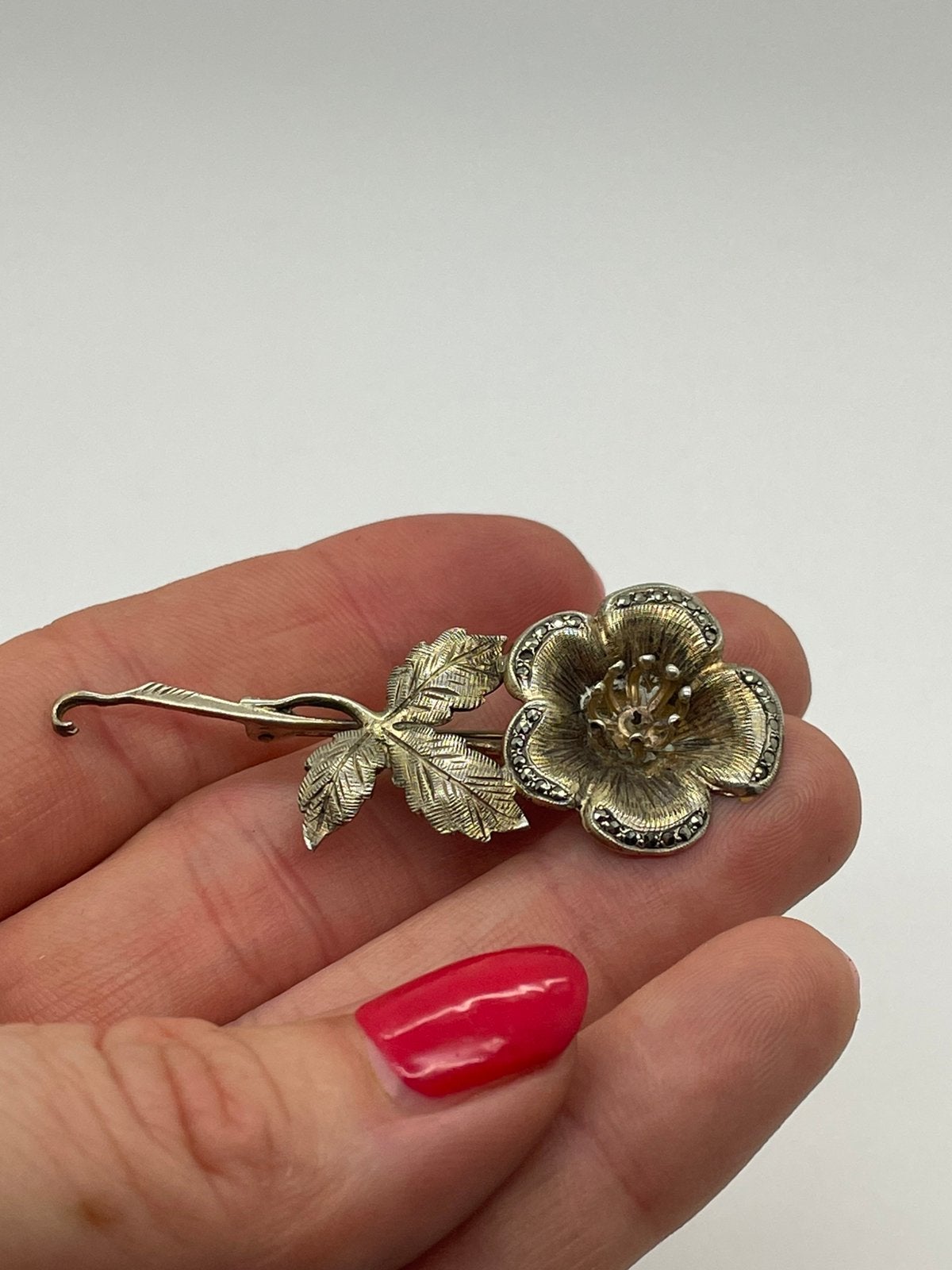 E386 Prachtige zilveren bloem broche met markasiet, Ophalen of Verzenden, Zilver, Broche, Verguld