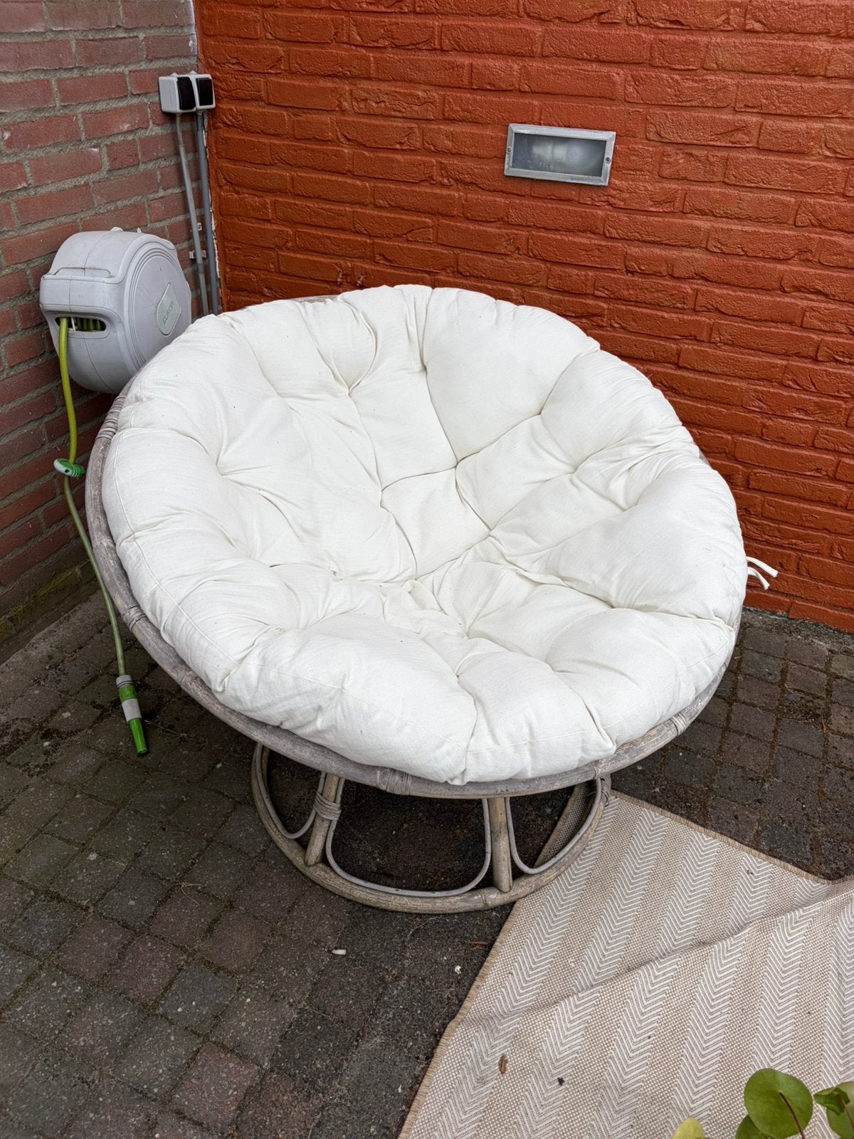 Papasan loungestoel rotan met dik crème kussen – Ø 110 cm, Ophalen, Zo goed als nieuw, Stoel