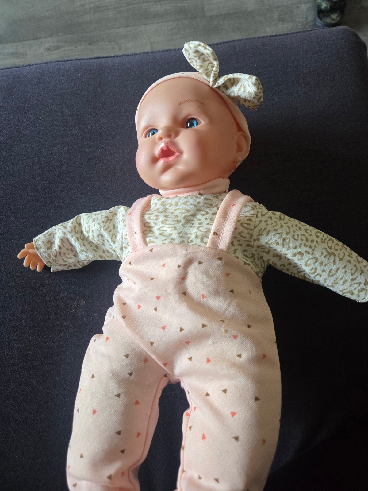 Schattige Babypop met Panterprint Shirt en Roze Tuinbroek, Ophalen of Verzenden, Gebruikt, Babypop