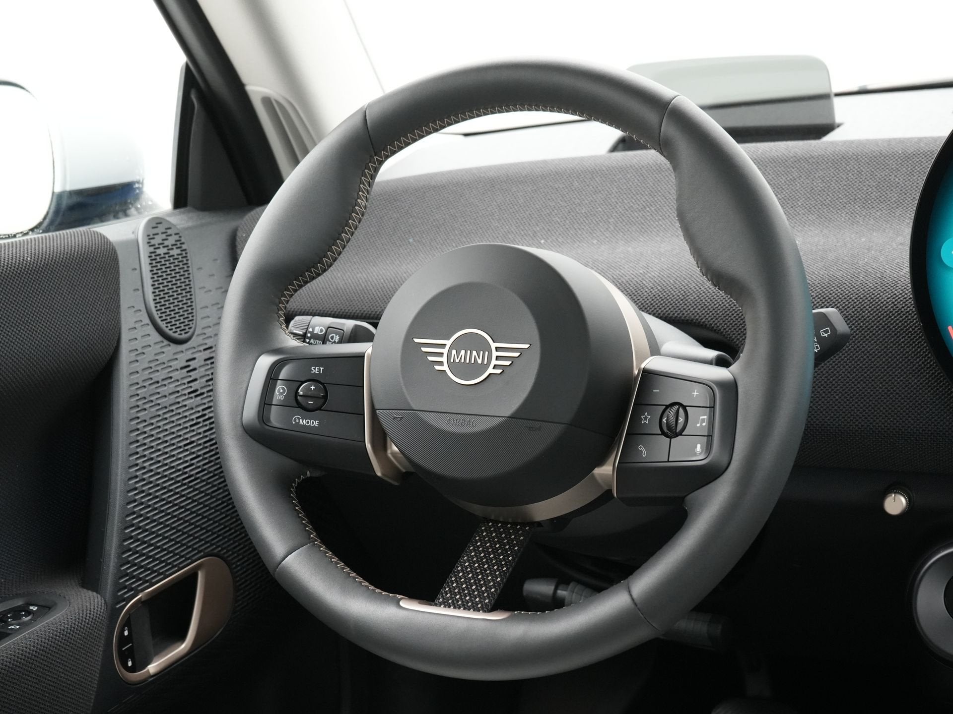 MINI Cooper E Classic Pakket S (bj 2024, automaat), Gebruikt, Met garantie (alle), Grijs, 184 pk