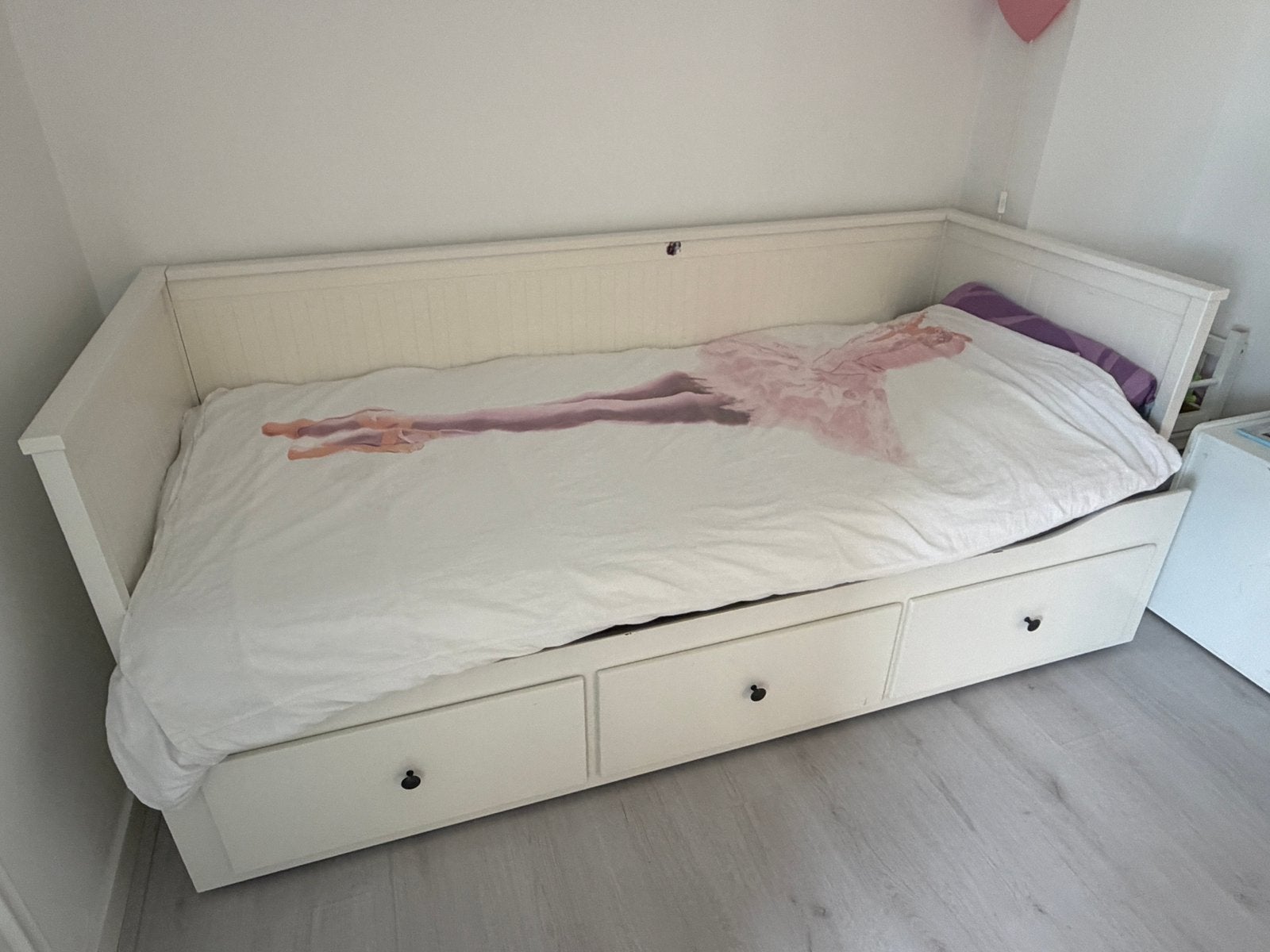Wit bed met onderschuifbed, Huis en Inrichting, Slaapkamer | Bedden, Ophalen, Eenpersoons, Wit, Zo goed als nieuw
