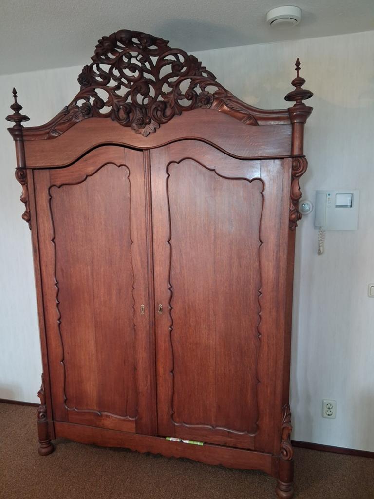 Antieke houten kast met sierlijk houtsnijwerk, Ophalen of Verzenden
