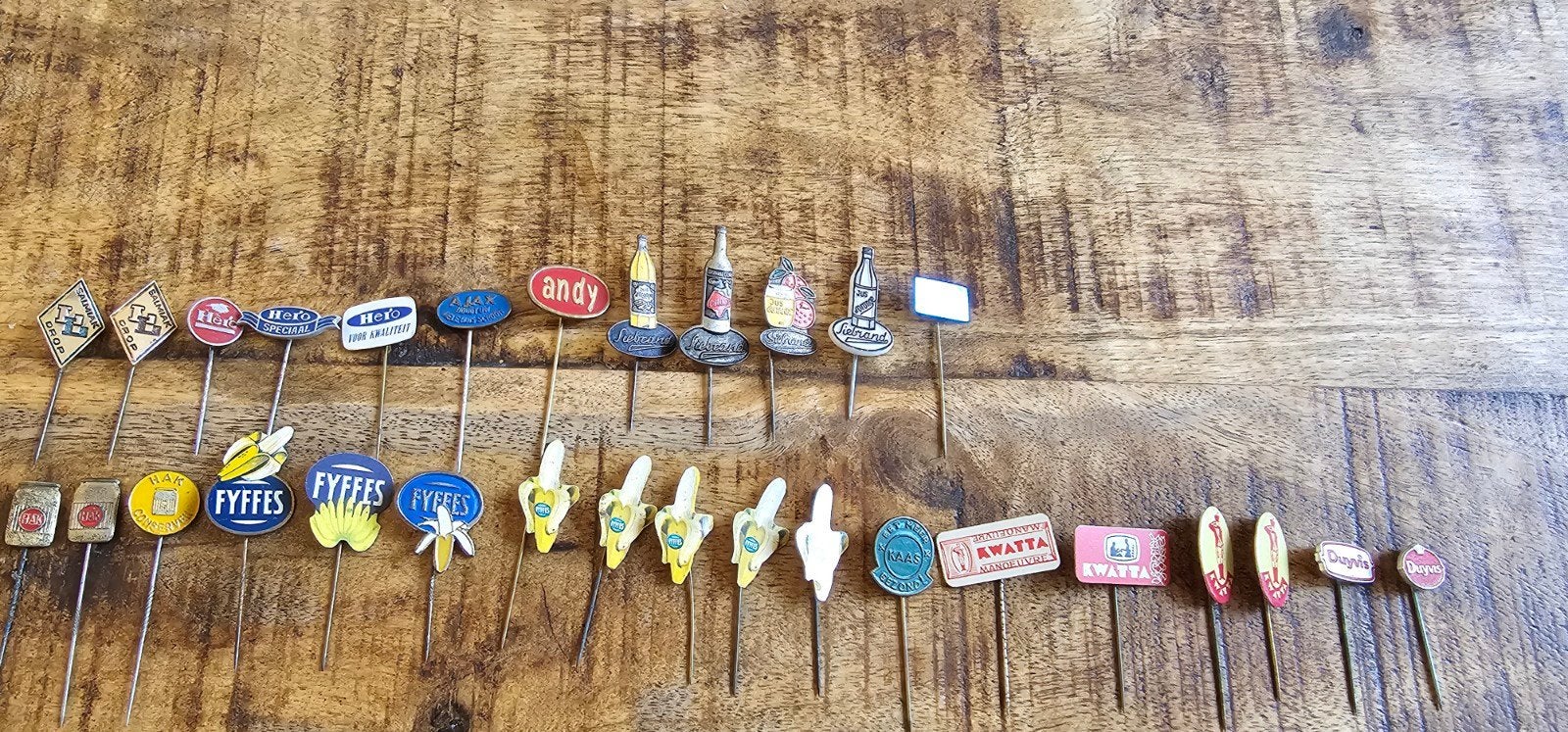 29 Vintage Speldjes van Merken: Ajax, Hero, Kwatta, H, Ophalen of Verzenden, Gebruikt, Merk, Speldje of Pin