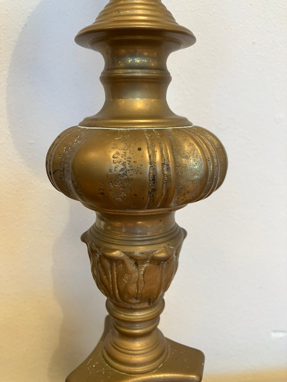 2  grote oude messing kandelaars. 63 cm hoog. Uit een kerk ?, Ophalen of Verzenden, Koper of Brons