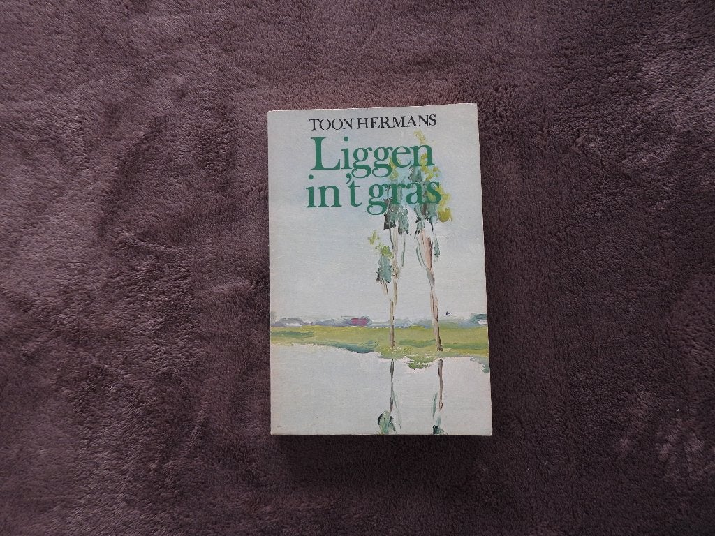 Elsevier – Toon Hermans – Liggen in ’t gras, Boeken, Ophalen of Verzenden, Zo goed als nieuw, Cabaret, Toon Hermans