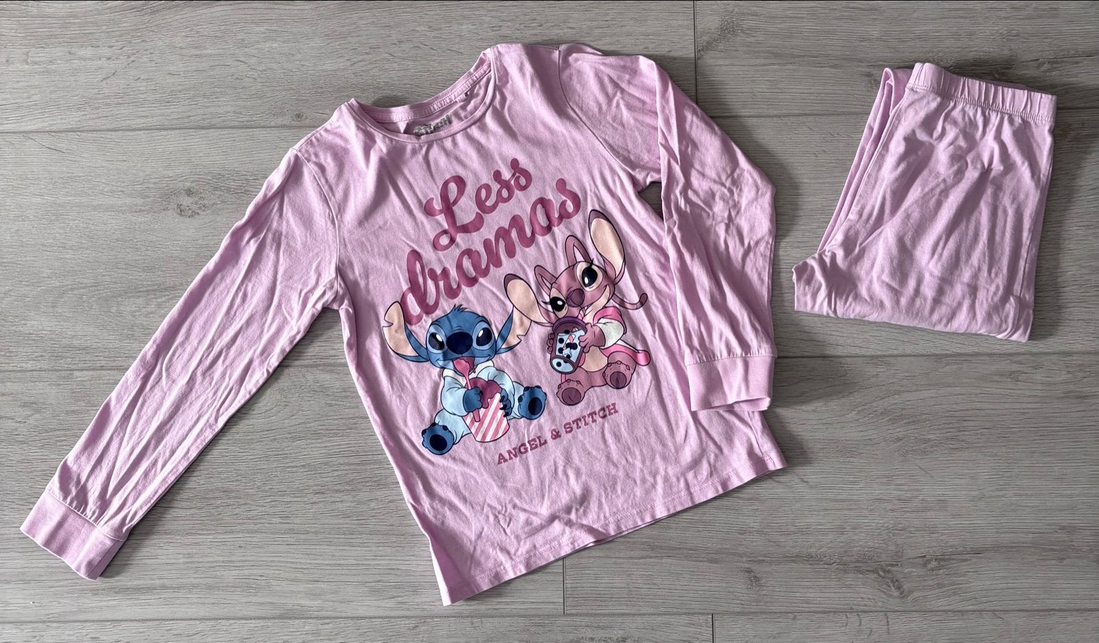 Roze pyjama met Stitch en Angel opdruk, Ophalen, Zo goed als nieuw, Meisje, Nacht- of Onderkleding