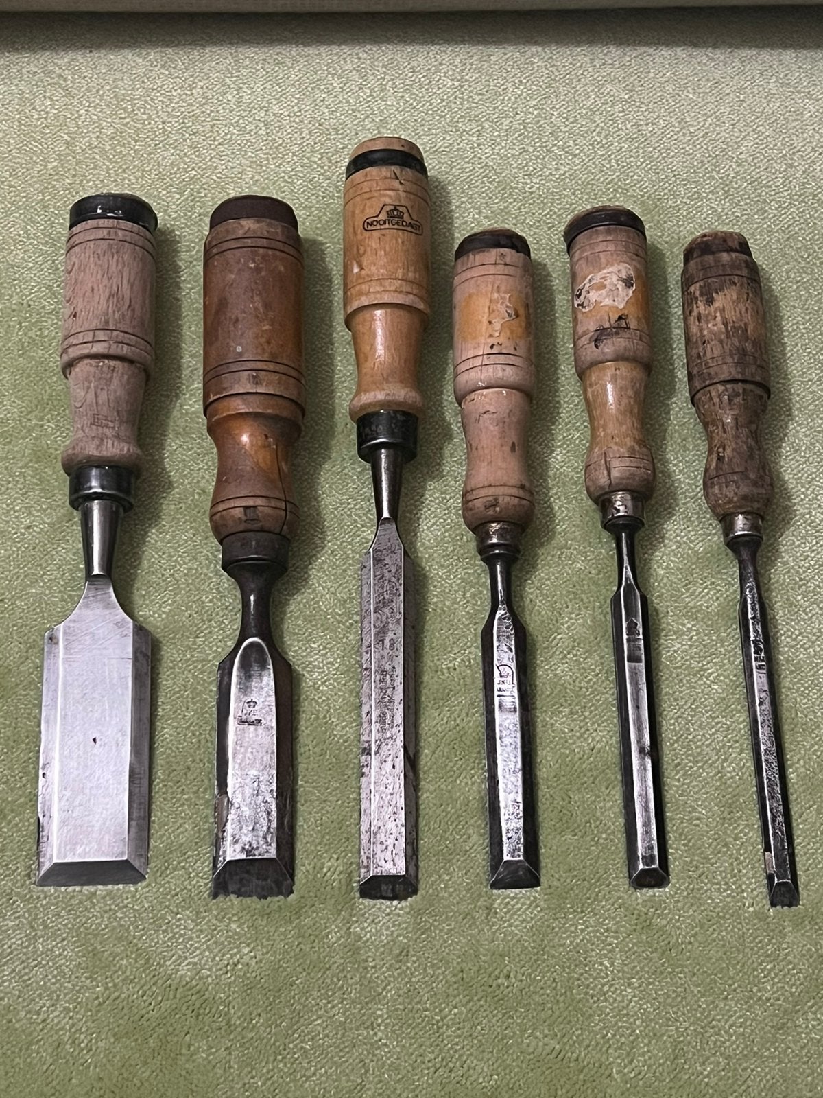 Nooitgedagt 6 vintage houtbeitels met houten handvatten, Antiek en Kunst, Antiek | Gereedschap en Instrumenten, Ophalen of Verzenden