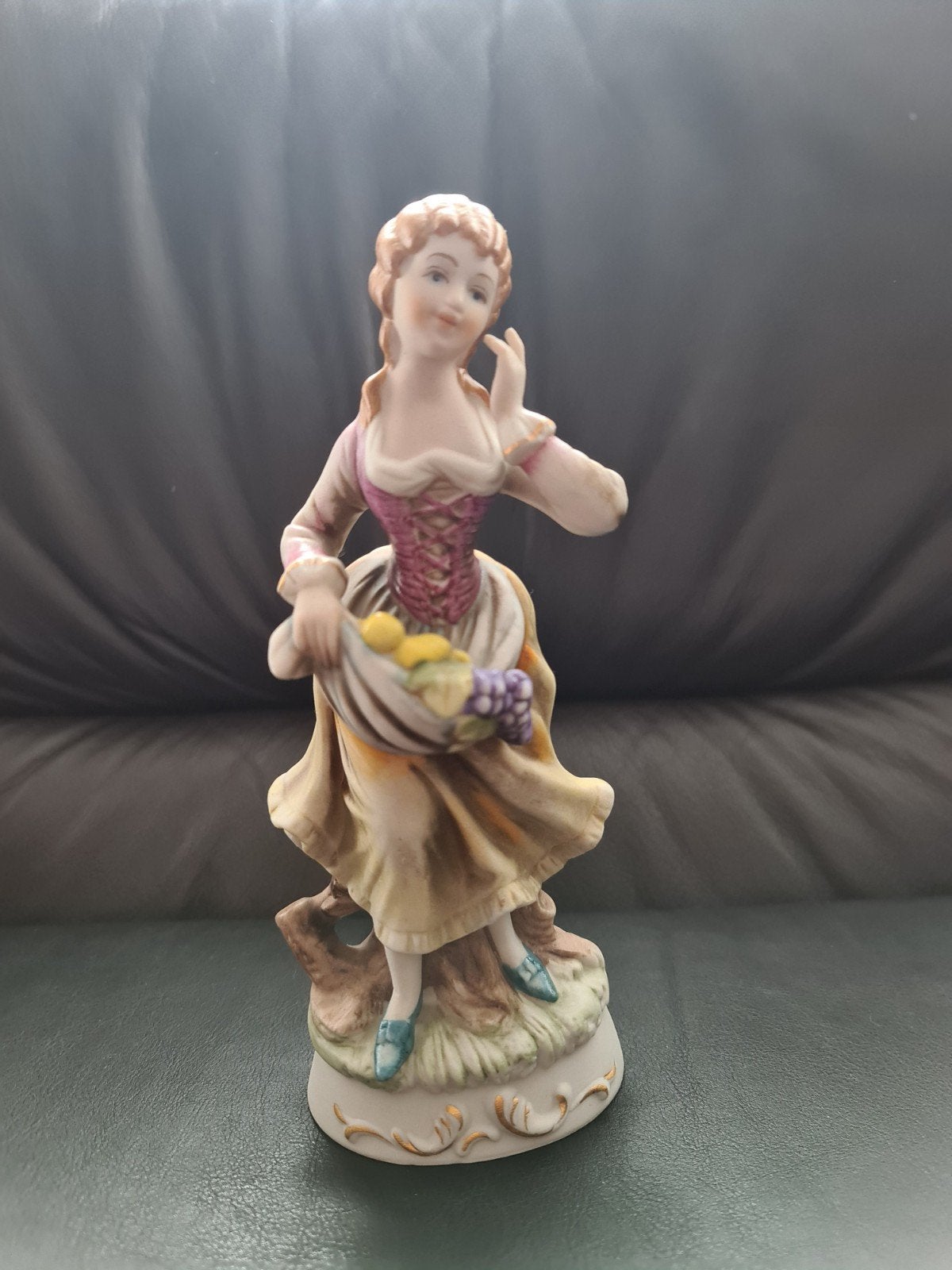 Vintage porseleinen beeldje van vrouw met fruitmand, Antiek en Kunst, Minder dan 20 cm, Ophalen of Verzenden, Steen of Keramiek