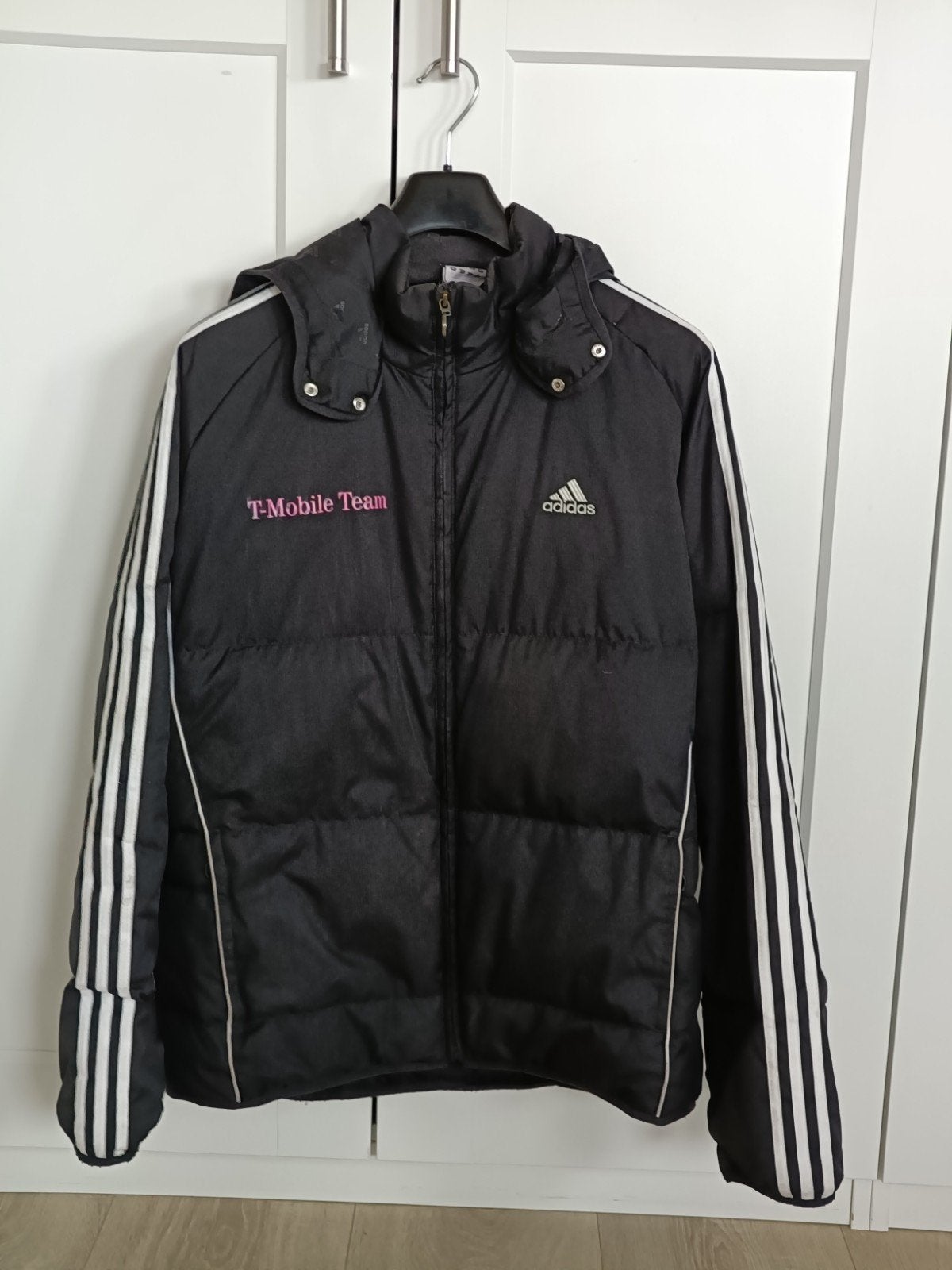 Adidas T-Mobile Team Pufferjack met capuchon, Kleding | Dames, Adidas, Zwart, Maat 42/44 (L), Ophalen of Verzenden
