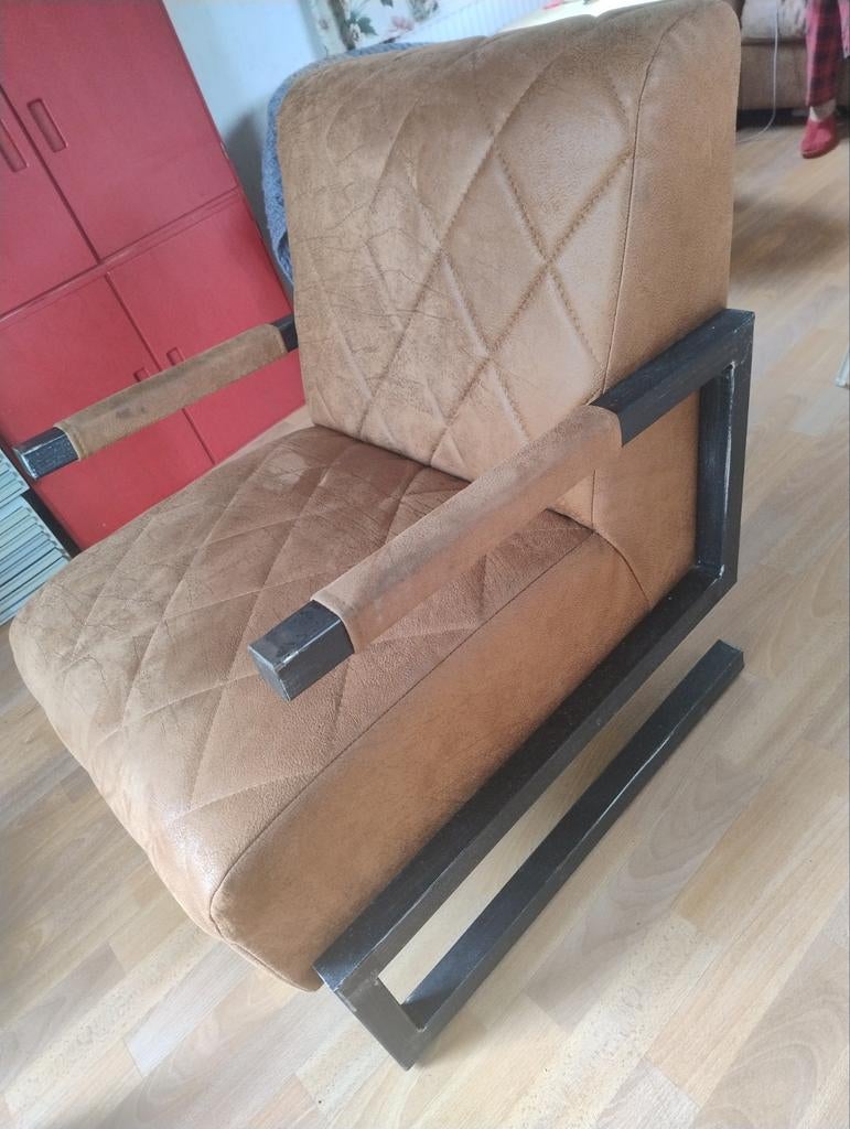 Comfortabele lederen fauteuil, metalen frame en armleuningen, Ophalen, Gebruikt, Bruin, Industrieel, Modern