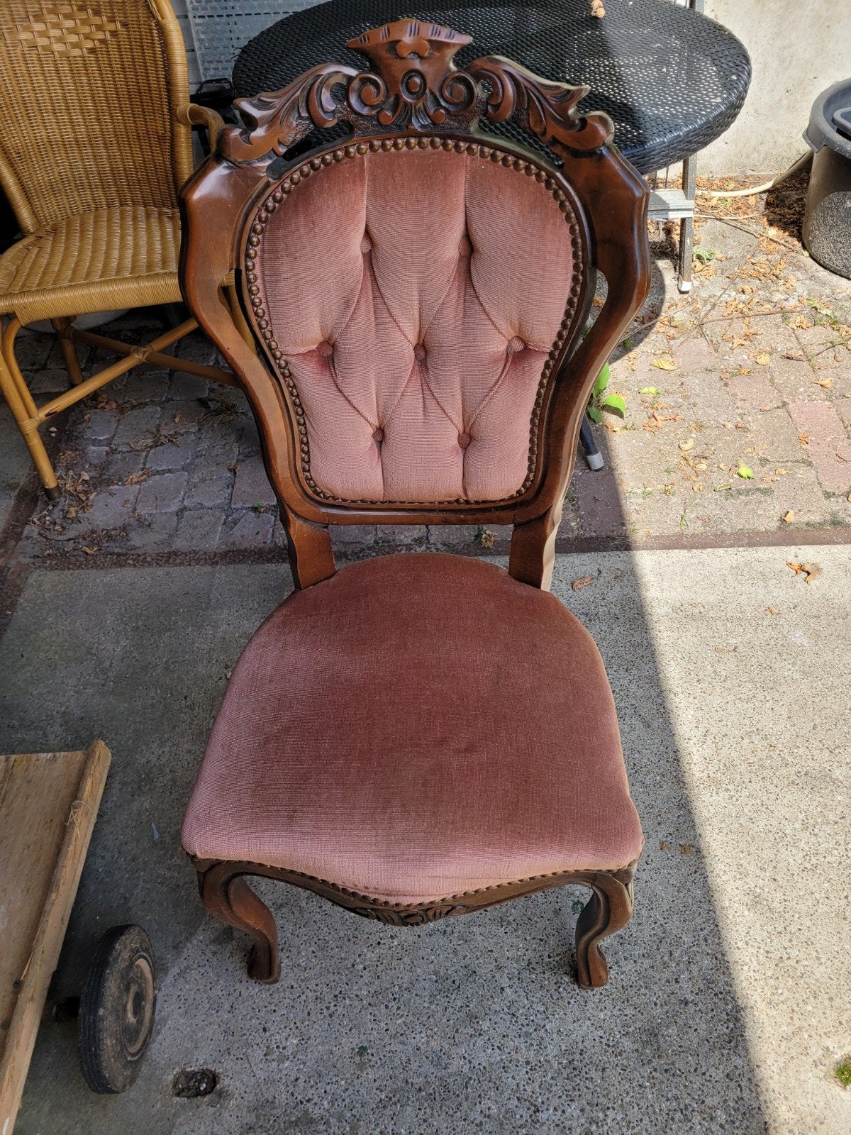 Antieke stoel met roze bekleding, Ophalen