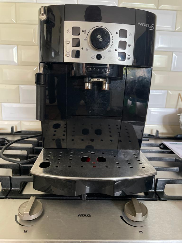 De'Longhi Magnifica S volautomatische espressomachine, Witgoed en Apparatuur, Koffiezetapparaten, Ophalen, Afneembaar waterreservoir