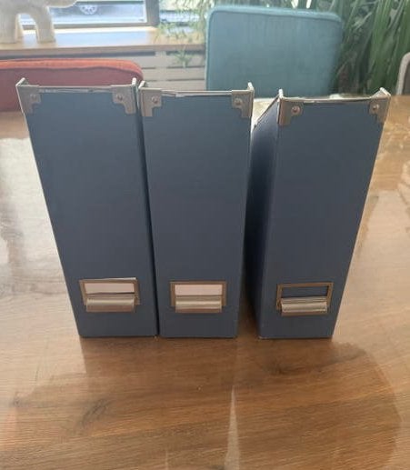 Blauwe tijdschriftmappen, Ophalen