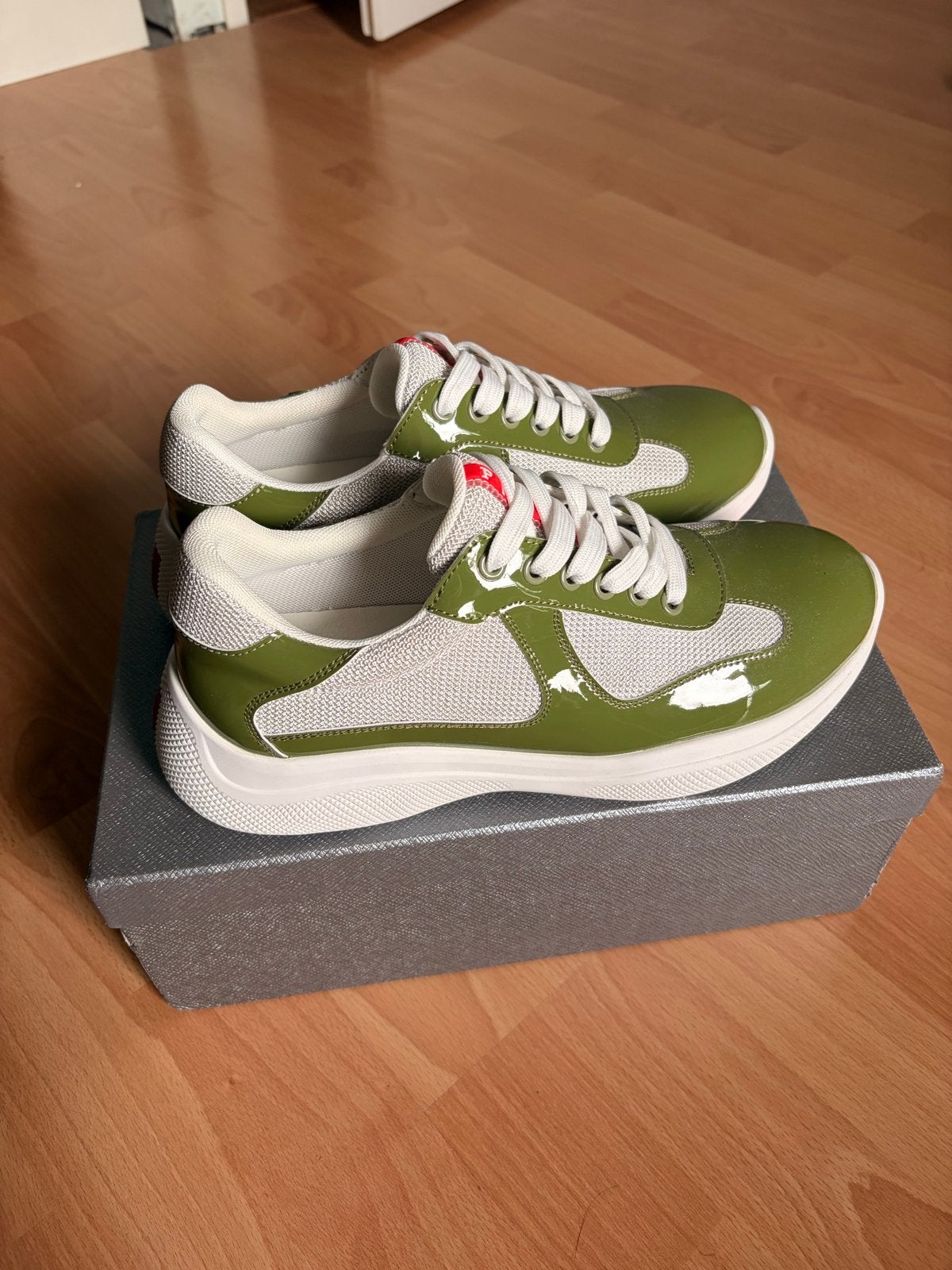Prada sneakers maat 41 (valt iets groter), Ophalen of Verzenden, Zo goed als nieuw, Groen, Sneakers of Gympen
