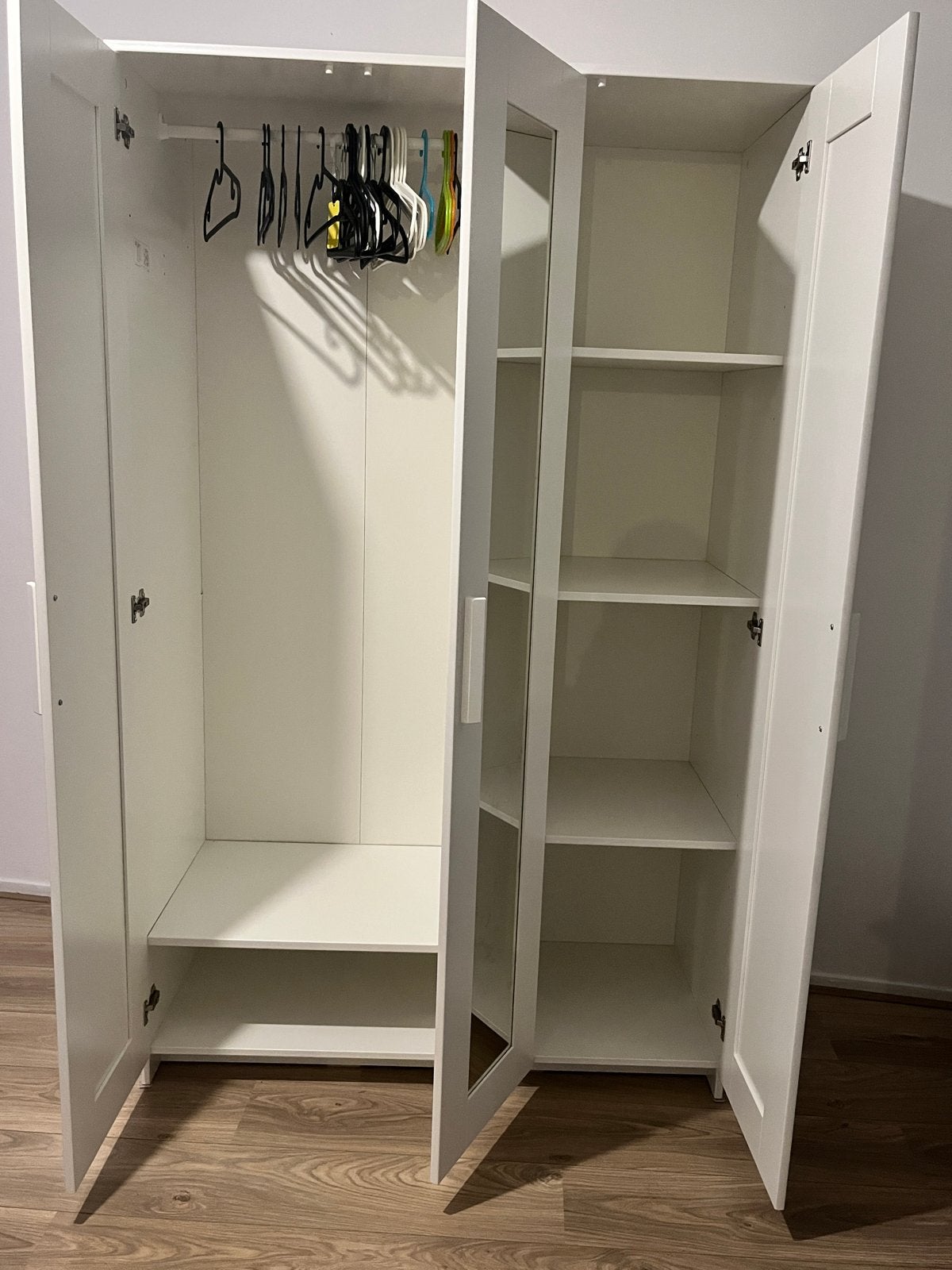 Witte kledingkast met spiegel en hangruimte, Ophalen, Met deur(en), 100 tot 150 cm, 200 cm of meer